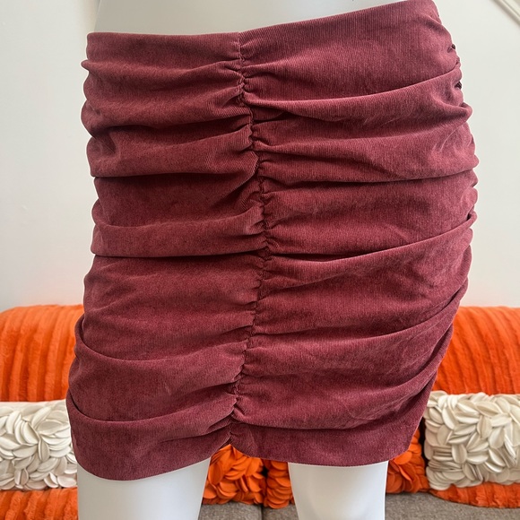 ❣️🆕ZARA Burgundy Corduroy Ruched Front&Side Mini Skirt❣️ - Picture 3 of 9